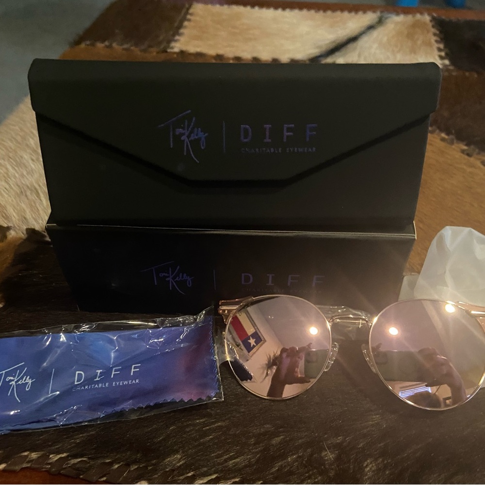 New! Tori Kelly x Diff pink mirrored sunglasses 🕶️